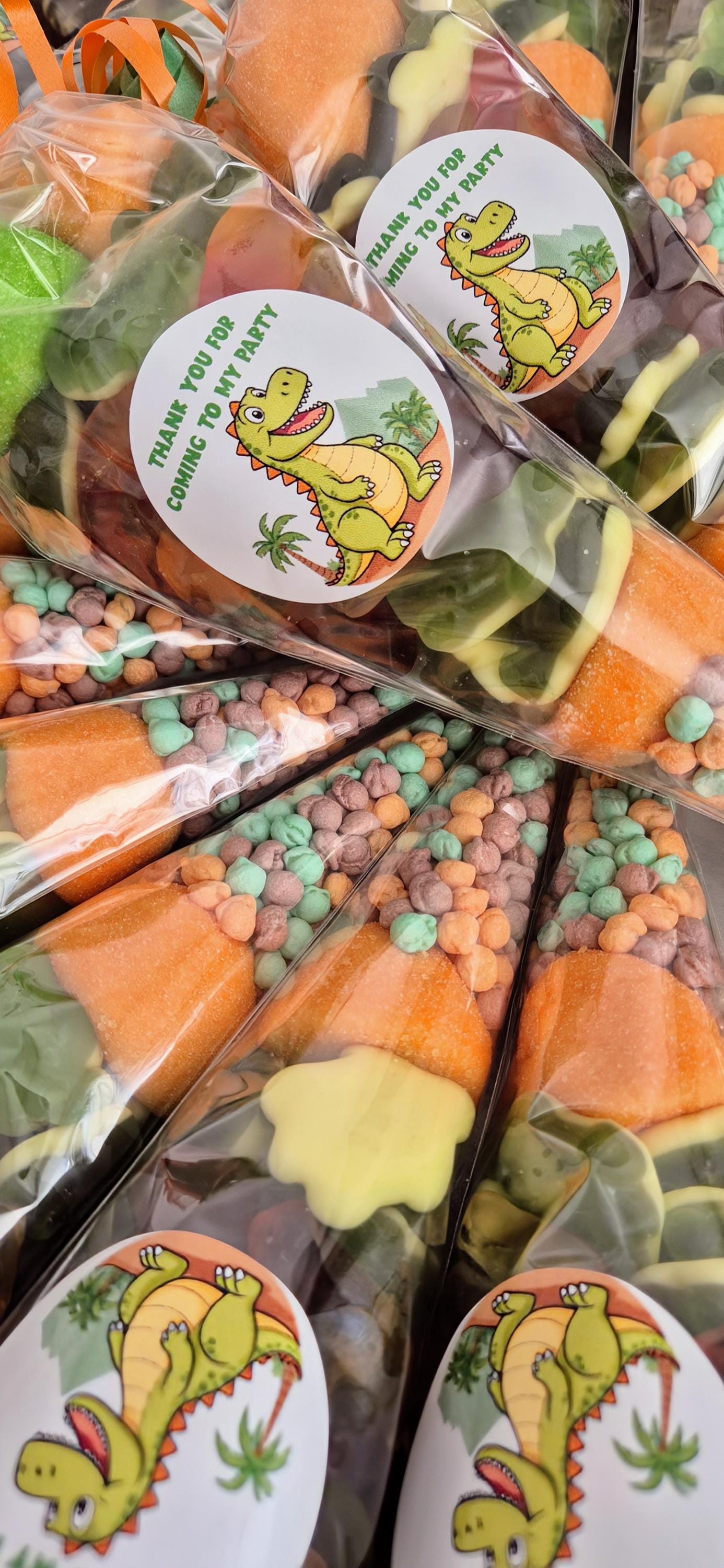 Dinosaur Party Sweet Cones: Birthday Favors with Dinosaur Sticker