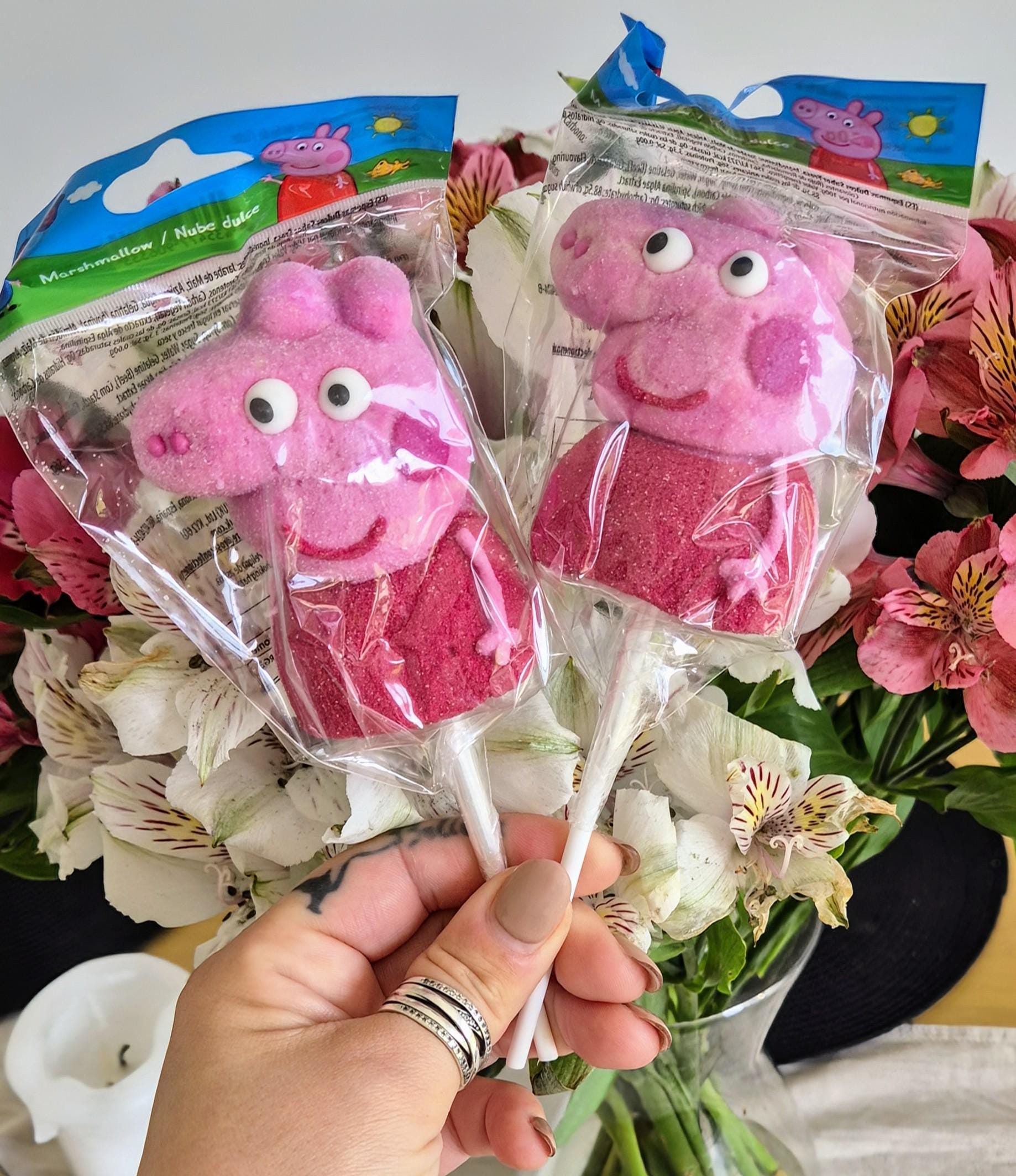 Pig Character Marshmallow Lollipops: Fruit Flavored Party Favors