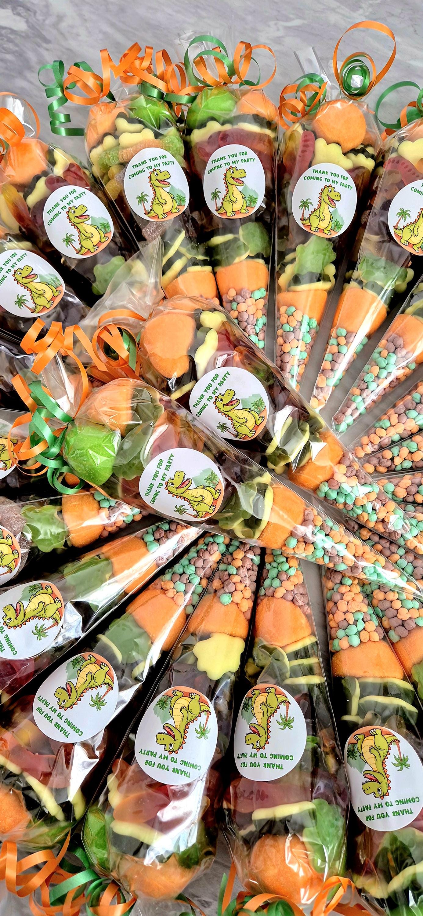Dinosaur Party Sweet Cones: Birthday Favors with Dinosaur Sticker