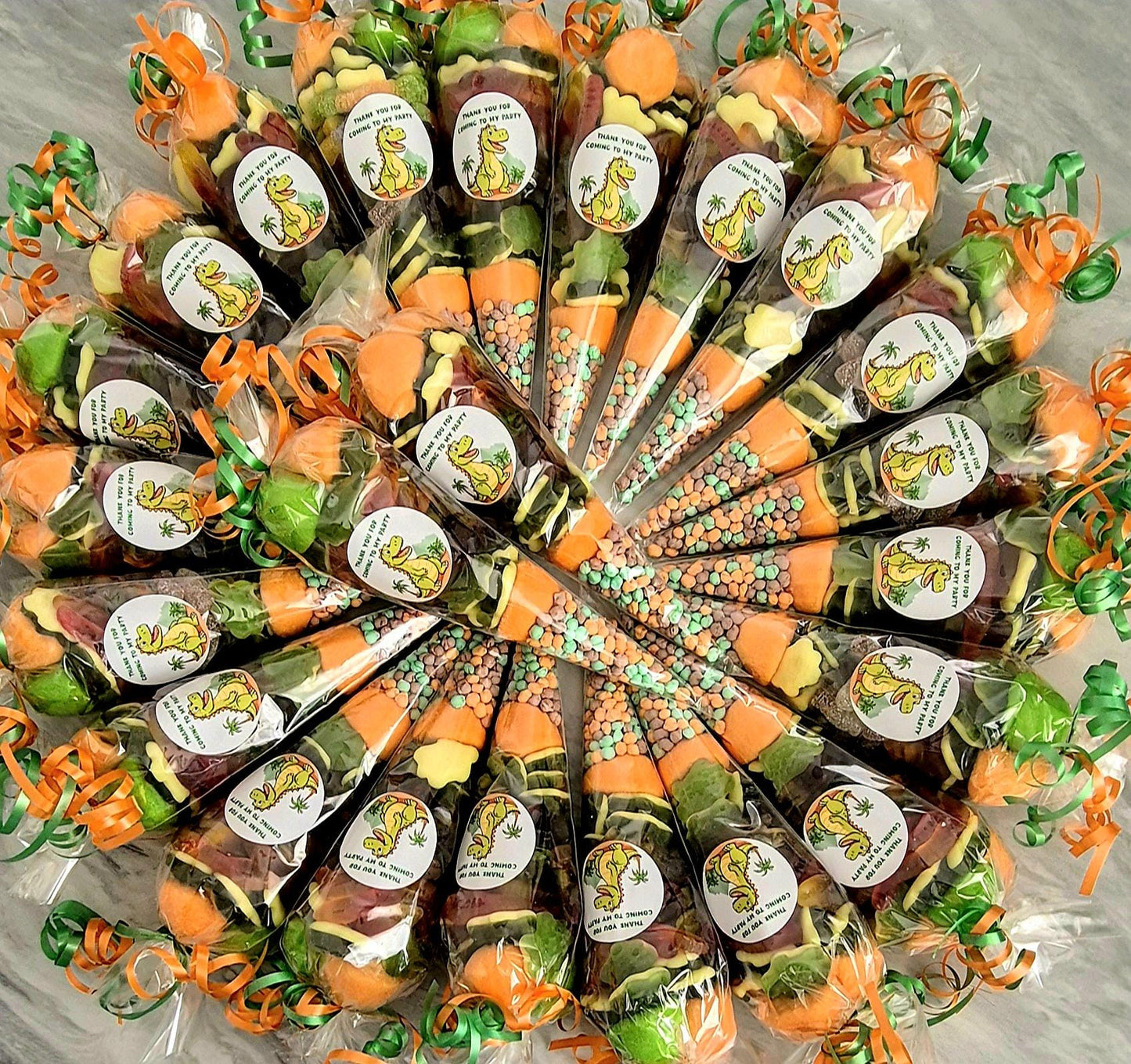 Dinosaur Party Sweet Cones: Birthday Favors with Dinosaur Sticker