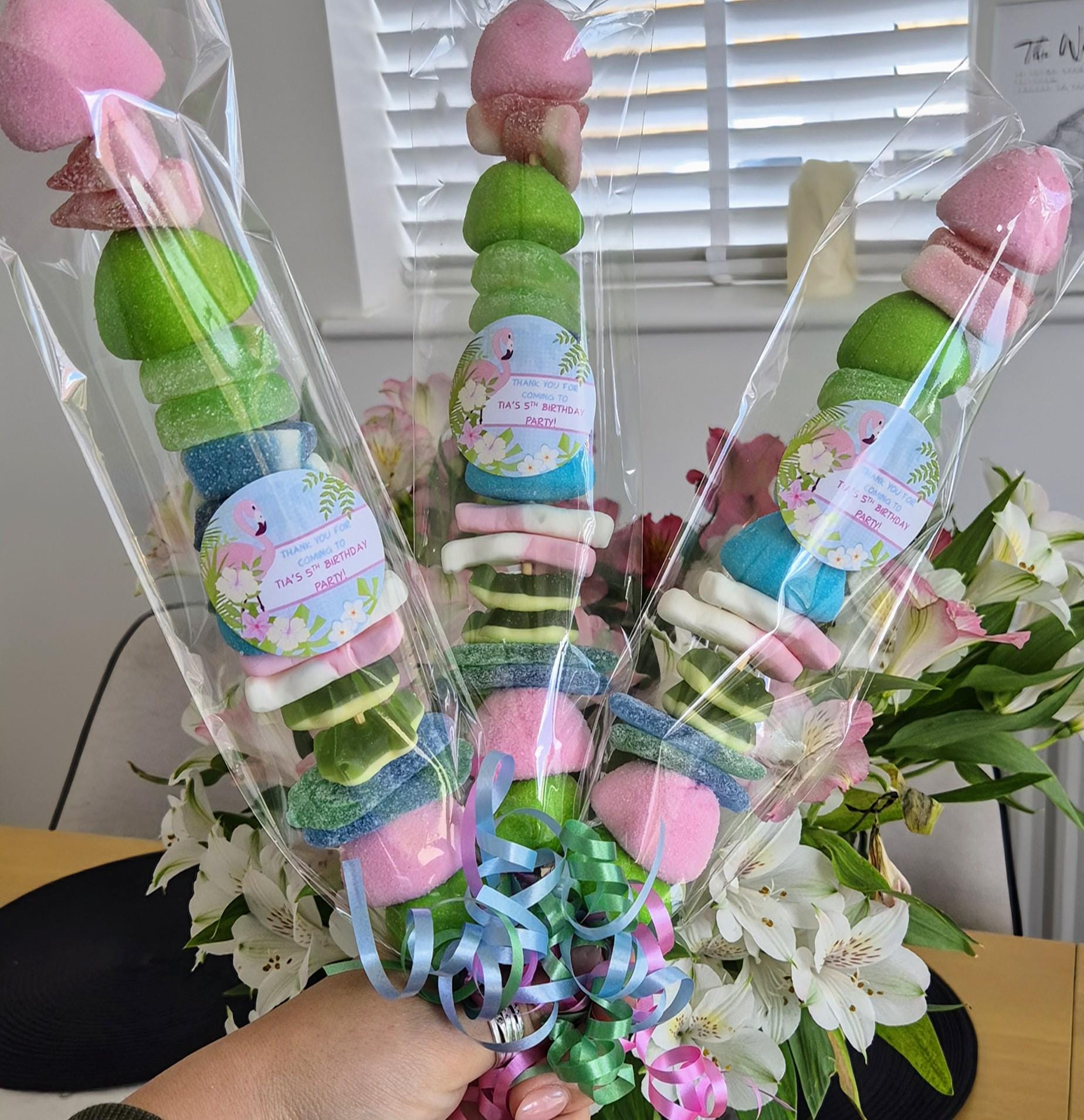 Flamingo Party Favors: Prefilled Sweet Kebabs in Personalized Cones
