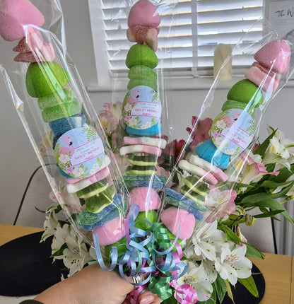Flamingo Party Favors: Prefilled Sweet Kebabs in Personalized Cones